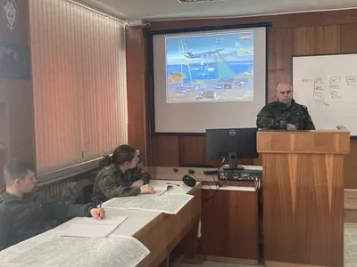 Заместник-командирът на батальон ISTAR чете лекция пред курсанти-разузнавачи