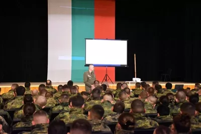 Възможностите за кариерно развитие в Българската армия представи в НВУ полк. Милен Илиев