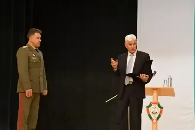 Министърът на отбраната Димитър Стоянов чете лекция пред курсанти и офицери от НВУ