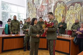 Майор Иванка Георгиева се прости с бойното знаме на Националния военен университет