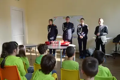 Курсанти от НВУ представиха достиженията на родната космонавтика в две училища